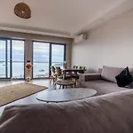 New And Modern Flat With Sea View