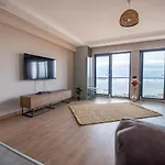 New And Modern Flat With Sea View